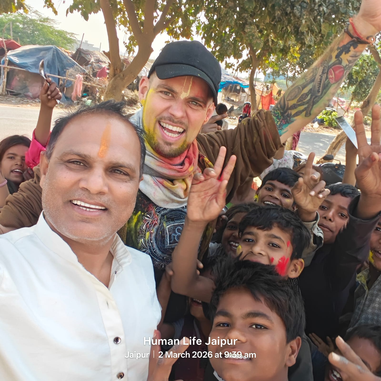 03-03-2026 को होली के पावन अवसर पर अमेरिका के कोलंबिया प्रांत के निवासी डेरेक डाइट्ज़ मानव जीवन फाउंडेशन पहुंचे, जहां उन्होंने बच्चों के साथ मिलकर रंगों का त्योहार बड़े उत्साह और उमंग के साथ मनाया। डेरेक डाइट्ज़ ने होली के त्योहार के बारे में विस्तार से जानकारी प्राप्त की। उन्होंने संस्था के अध्यक्ष हेमराज चतुर्वेदी से होली के महत्व को समझा और यह जाना कि होली क्यों मनाई जाती है। इस दौरान उन्हें इस पर्व की धार्मिक, सांस्कृतिक और सामाजिक महत्ता के बारे में बताया गया। इसके बाद उन्होंने बच्चों, उनके अभिभावकों और वॉलंटियर्स के साथ जमकर होली खेली और सभी के साथ नृत्य कर खुशियां बांटी। डेरेक डाइट्ज़ ने केवल उत्सव में भाग ही नहीं लिया, बल्कि सेवा का भी उत्कृष्ट उदाहरण प्रस्तुत किया। उन्होंने स्वयं खाना बनाकर बच्चों को वितरित किया और उन्हें स्नेह व अपनापन दिया। साथ ही उन्होंने संस्था द्वारा संचालित फूड रिलीफ कार्यक्रम में राशन की सहायता भी प्रदान की। अपने 5 दिनों के प्रवास के दौरान डेरेक ने मानव जीवन फाउंडेशन के बच्चों के साथ समय बिताया और संस्था के कार्यों को करीब से देखा। संस्था की गतिविधियों और सेवाभाव से प्रभावित होकर उन्होंने इसकी सराहना की और प्रशंसा व्यक्त की। यह आयोजन न केवल बच्चों के लिए यादगार रहा, बल्कि समाज सेवा और मानवता का एक प्रेरणादायक उदाहरण भी बना।