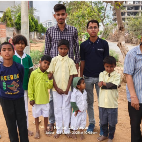 वस्त्र वितरण कार्यक्रम में अनेक बच्चे हुए लाभान्वित