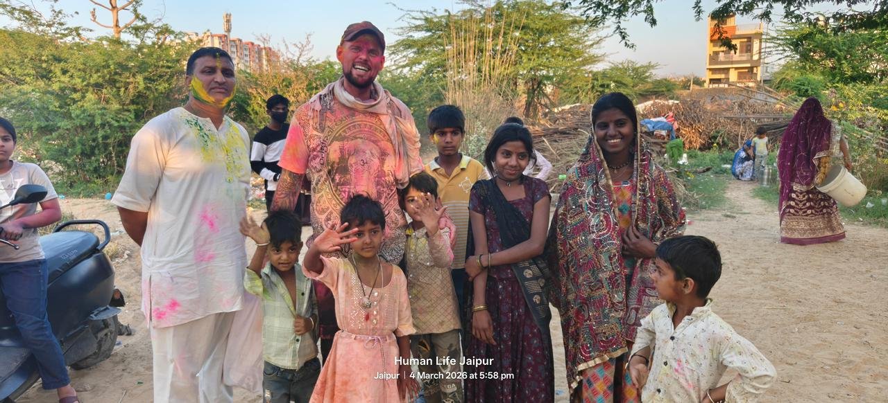 डेरेक डाइच पधारे Human Life Foundation- बच्चों के साथ खेली होली और करी मदद )